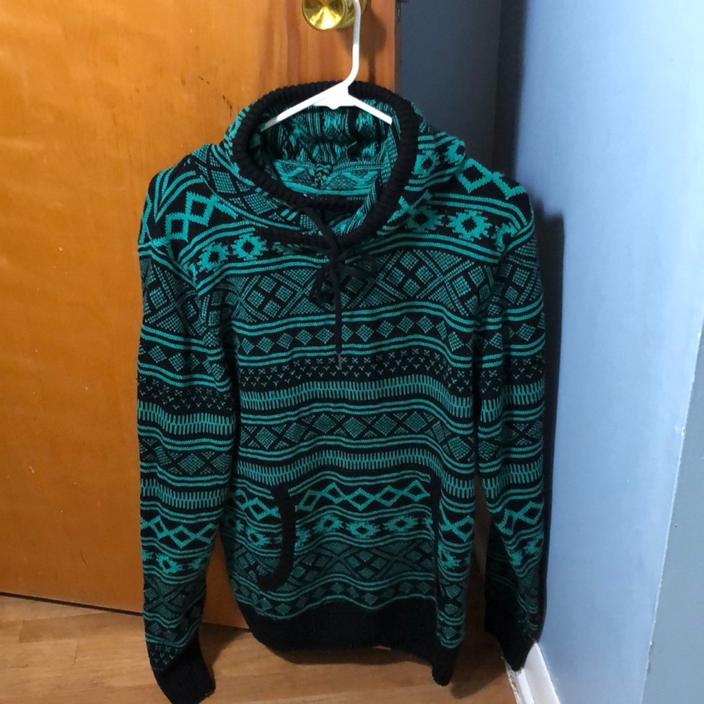Hooded men’s pullover with front pocket